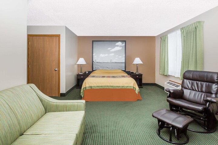 1 Queen Bed (2 of 12)