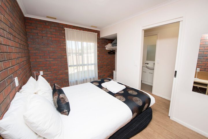 Room 2 of 16