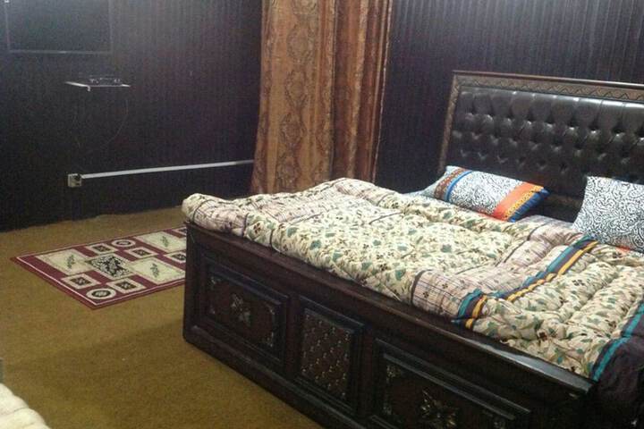 Room 10 of 12