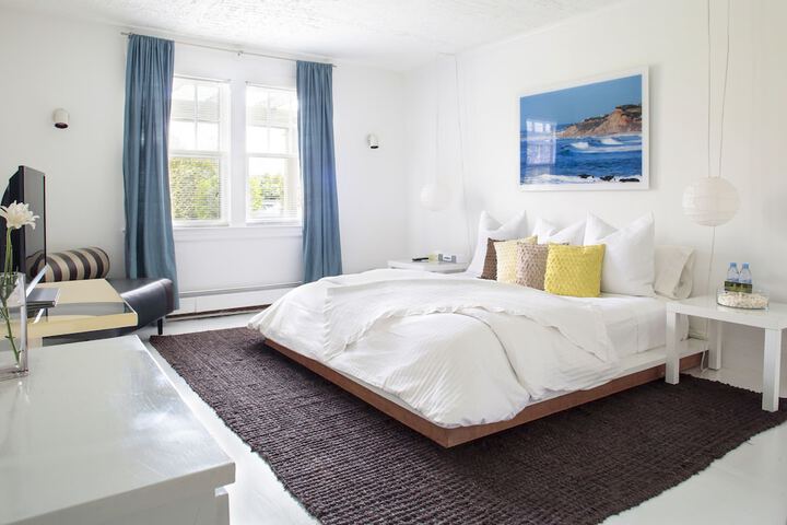 1 King Bed (3 of 7)