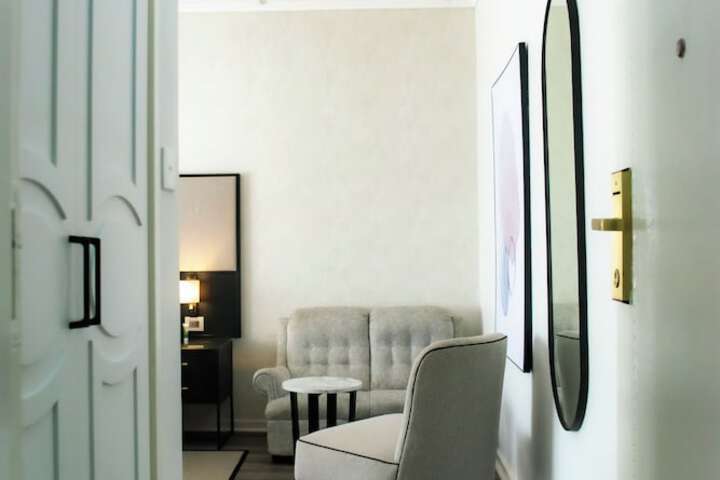 Room 32 of 93