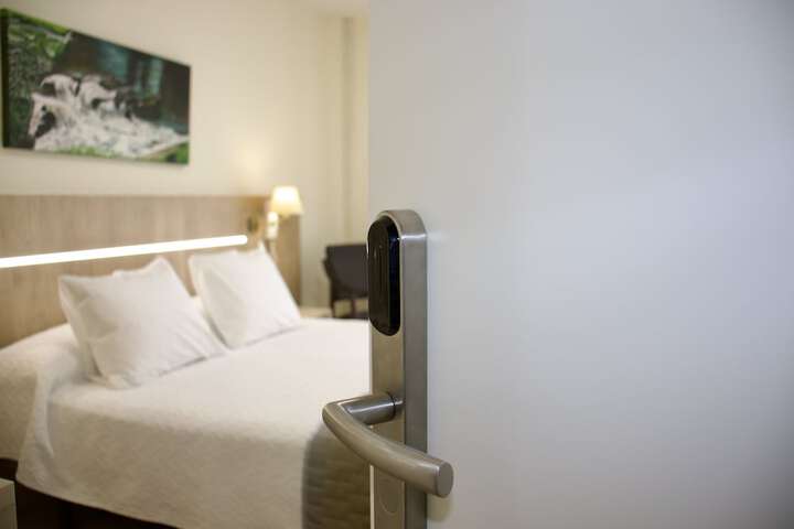 Room 27 of 136