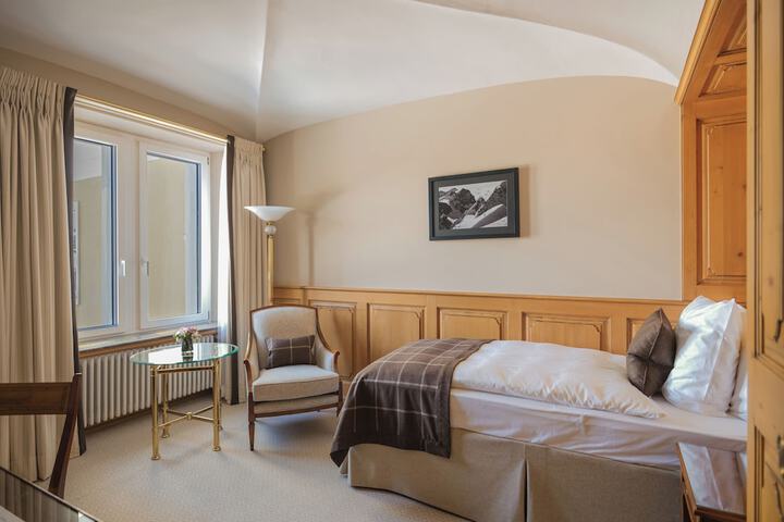 Room 33 of 208