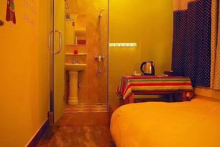 Room 10 of 33