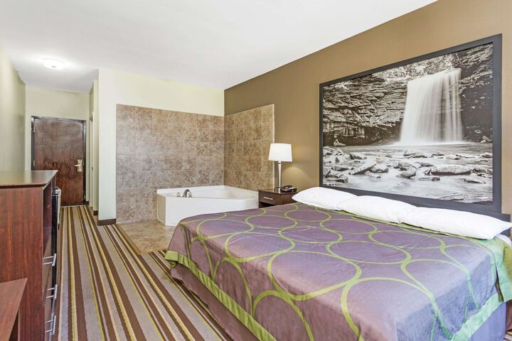 1 King Bed Deluxe Room (2 of 14)