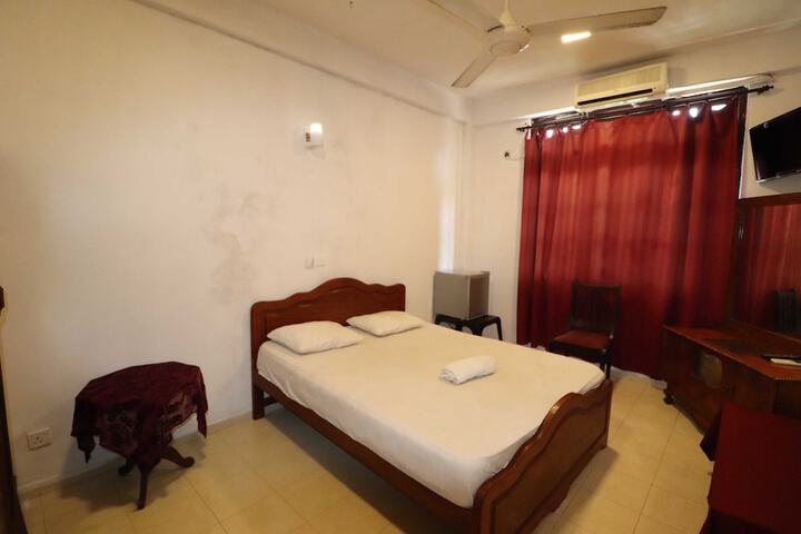 Room 4 of 6