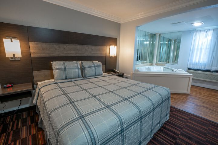 Deluxe King Bed (11 of 39)