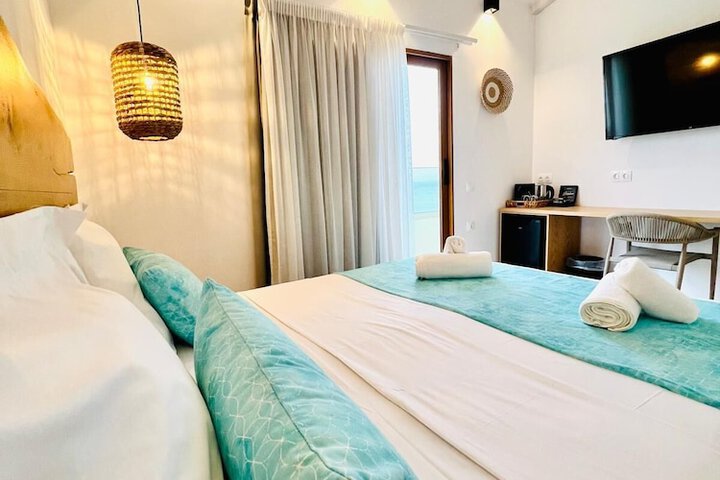 Room 33 of 182
