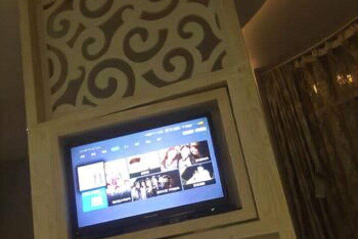 Room 6 of 8