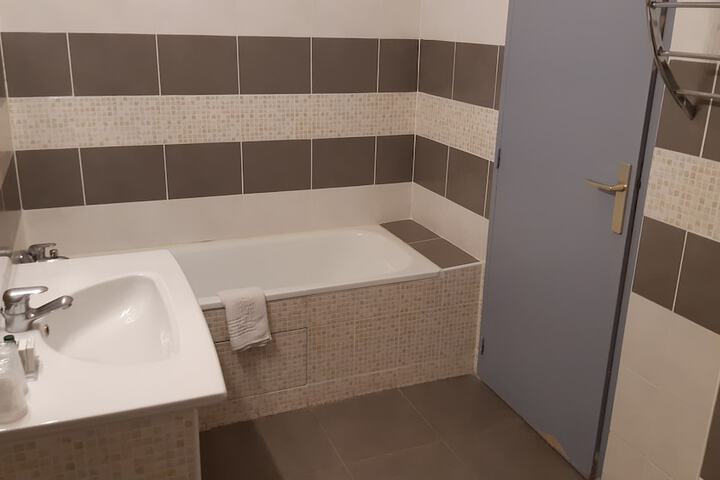 Deep soaking bathtub