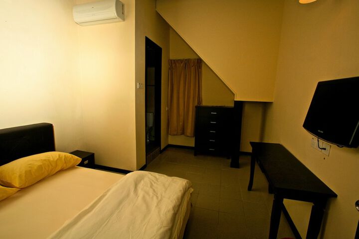Room 6 of 32