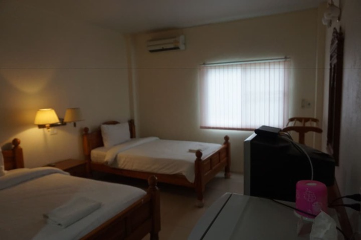 Room 11 of 32
