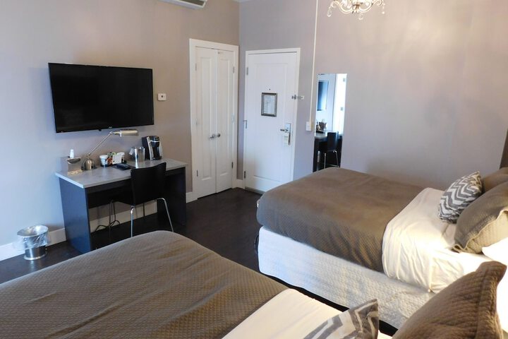 1 Queen Bed (2 of 10)