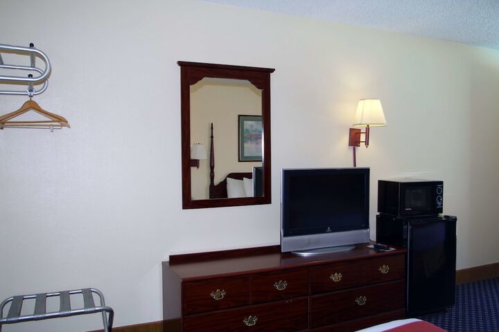 1 Queen Bed (1 of 4)