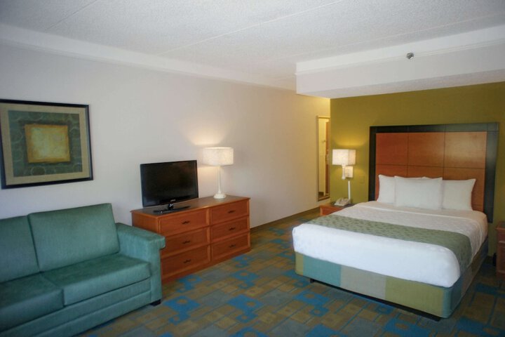 1 Queen Bed (2 of 4)
