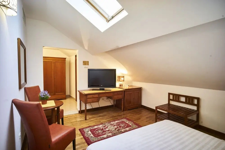 Room 4 of 9