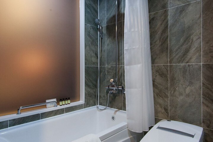 Room 14 of 21
