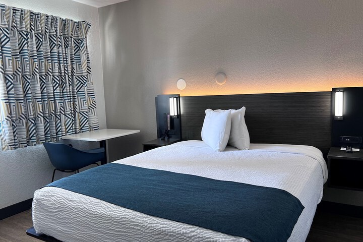 1 Queen Bed (7 of 10)