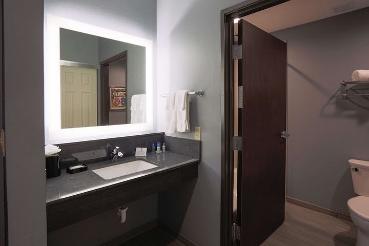 1 King Bed Pillowtop Bed 40 Inch LCD TV, Microwave and Refrigerator Full Breakfast (7 of 18)