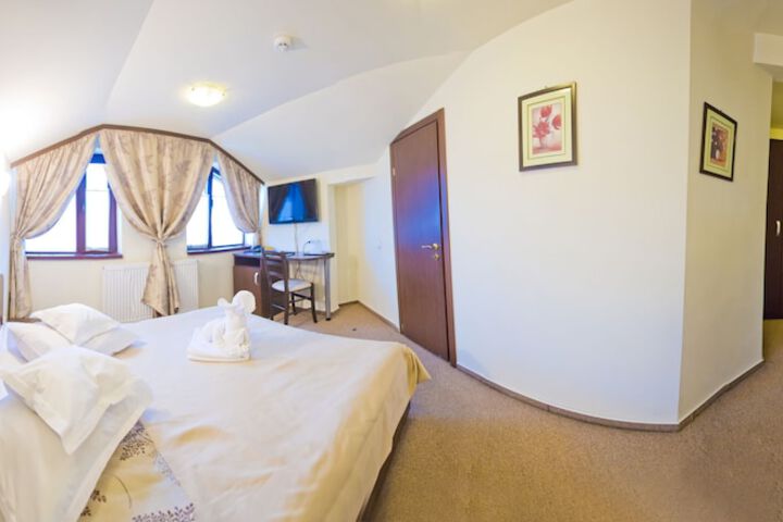 Room 53 of 106