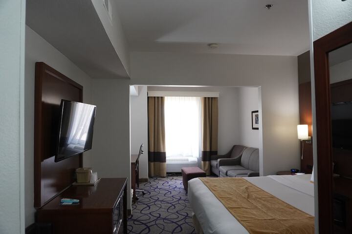 1 King Bed Suite (8 of 13)