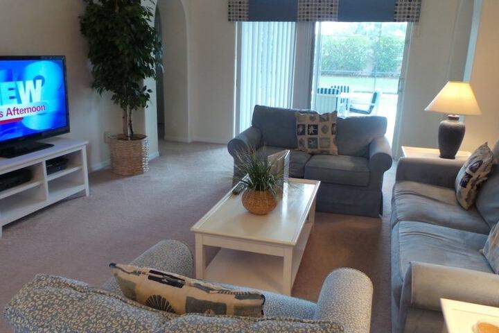 Lounge 21 of 23