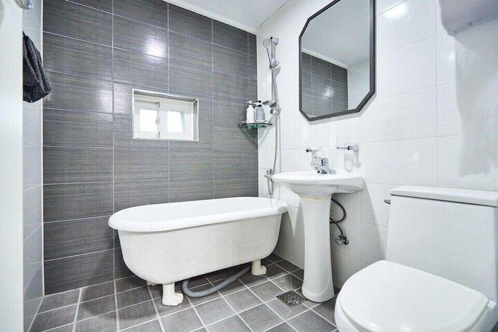 Room 44 of 191
