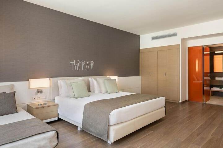 Room 180 of 425