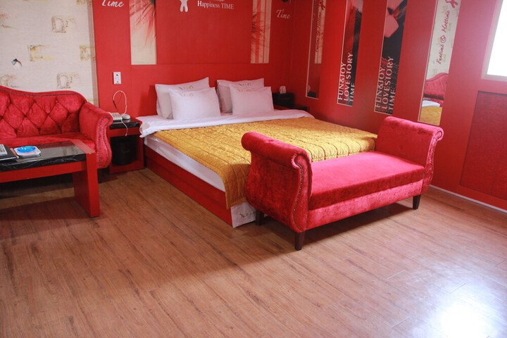Room 32 of 84