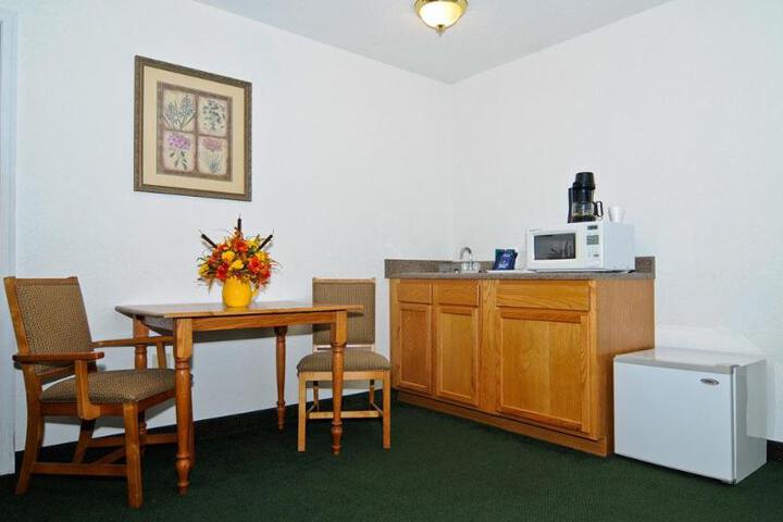 1 King Bed Mobility Accessible Communication Assistance Roll in Shower Full Breakfast (11 of 18)