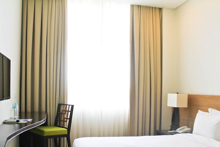 Room 9 of 33