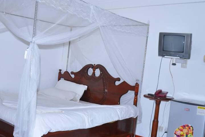 Room 6 of 25