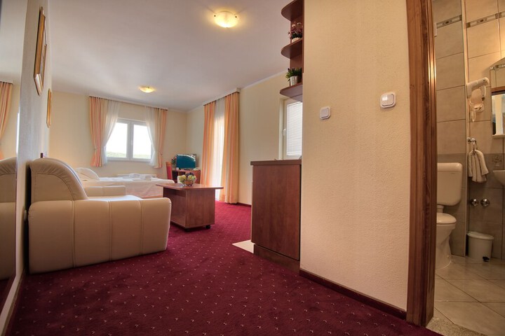 Room 6 of 34