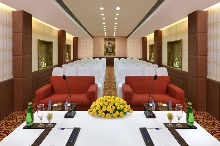 Ballroom/Hall 34 of 39