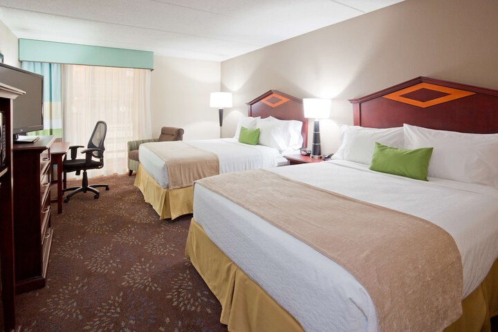 2 Queen Beds Pool View Work Desk Chair Microwave and Refrigerator WiFi Full Breakfast (2 of 8)