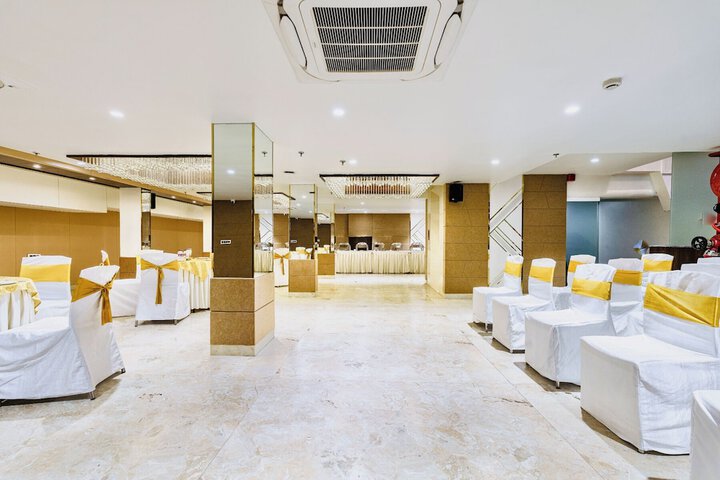 Ballroom/Hall 46 of 48