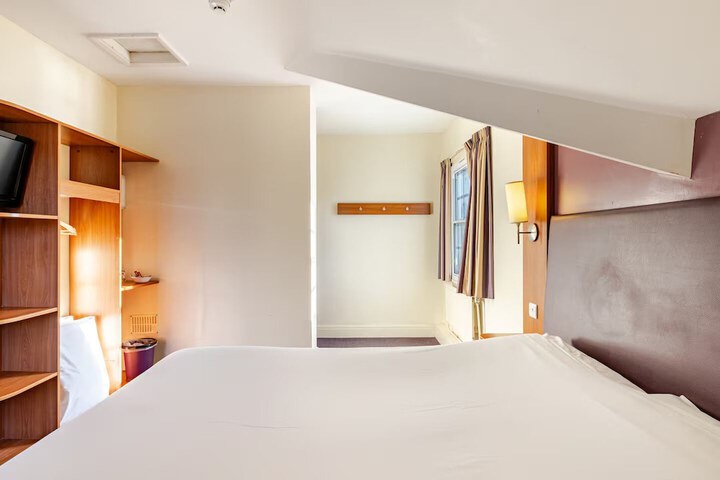 Room 6 of 16