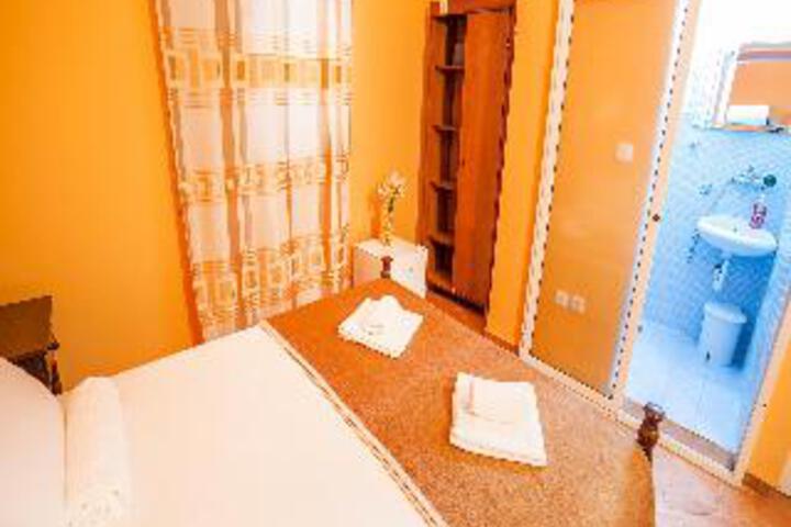 Room 9 of 10