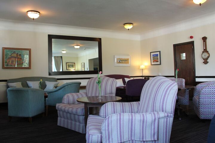 Lobby lounge
