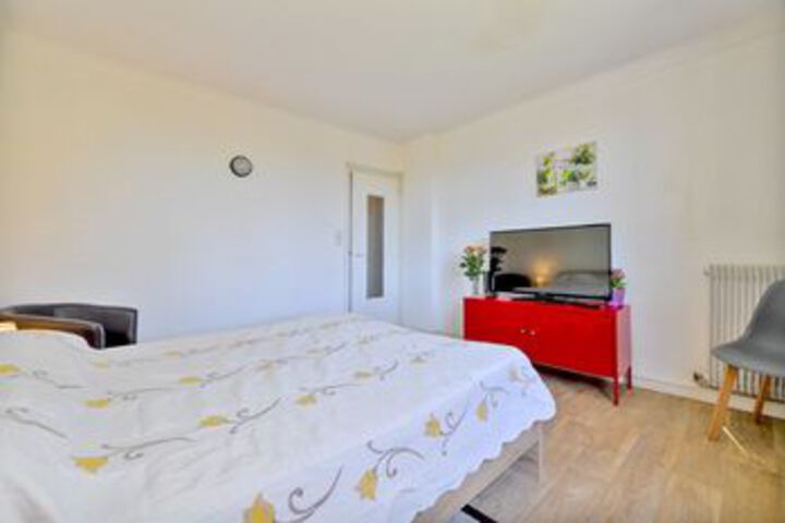 Room 6 of 27
