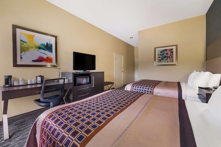 2 Queen Beds Microwave and Refrigerator WiFi Full Breakfast (10 of 15)