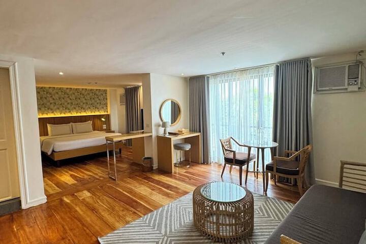 Room 5 of 16