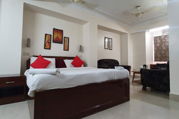 Room 4 of 12