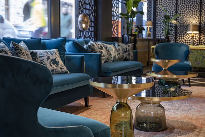 Lobby lounge