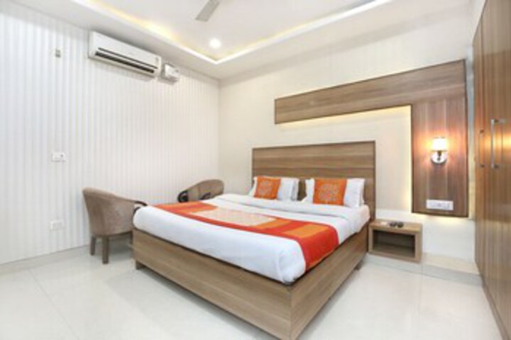 Oyo 10940 Hotel Waves