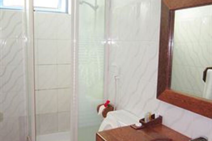Room 4 of 32
