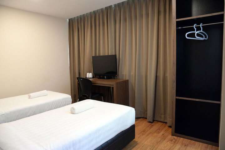 Room 6 of 33