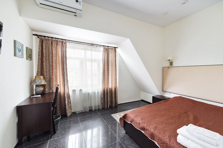 Room 10 of 73