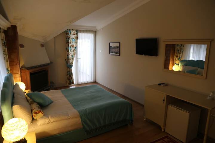 Room 3 of 47