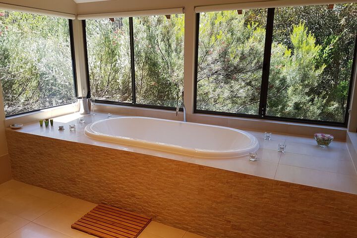 Deep soaking bathtub